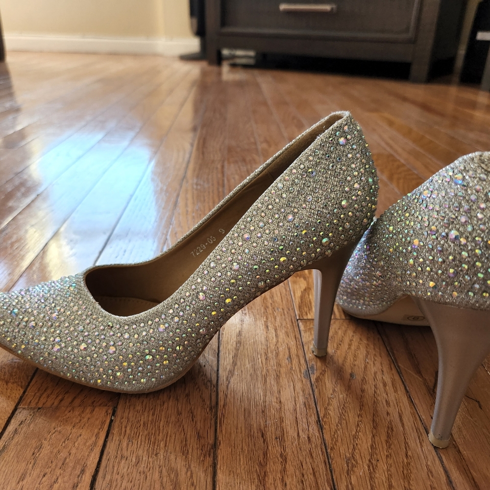 ⚪️👠 Glamorous Pointed Toe Pumps with Rhinestones 👠⚪️ - Picture 3 of 9